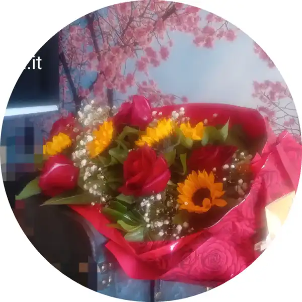 Fascio di rose e girasoli